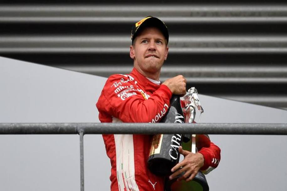 Vettel si tiene stretto trofeo e champagne. La testa del tedesco  gi a Monza. Afp